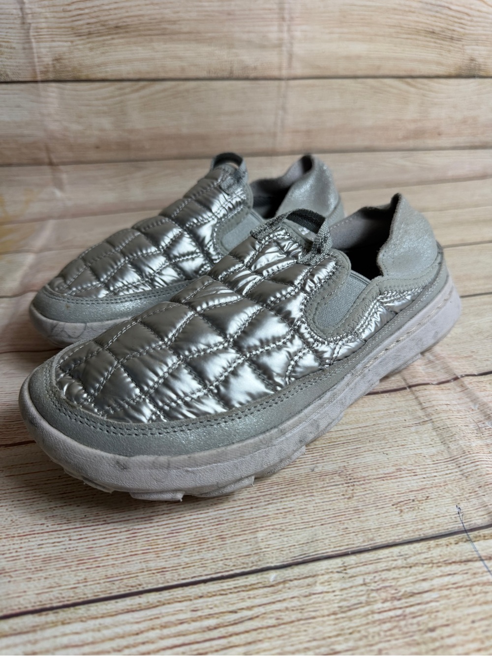 Merrell Hut Moc 2 slip-on moccasins silver quilted shoes. Size 7